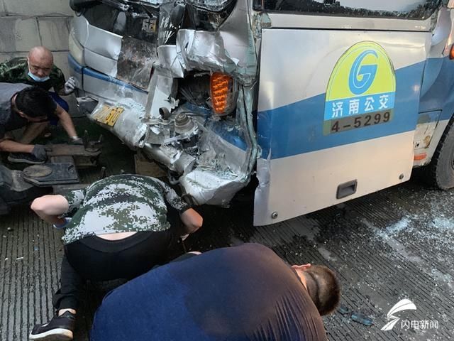  公交车|济南通报两辆公交车与旅游大巴相撞事故：公交车为躲避私家车紧急刹车
