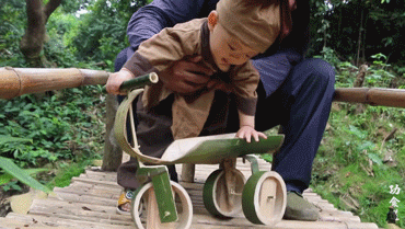  有个|山东有个大爷版李子柒！“玩木头”爆红海外！能造2600年前“鲁班凳”