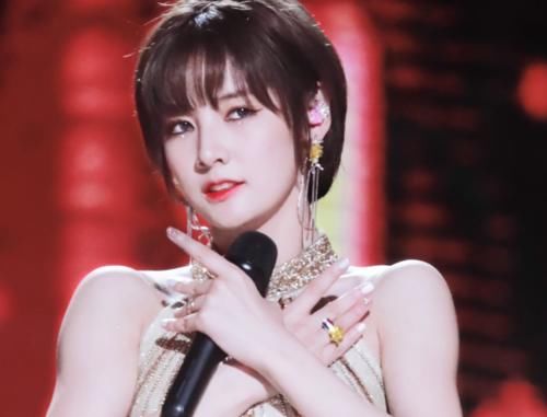  天花板|赵粤是《少女屋》食物链天花板，被节目组夸奖后，心情很是美丽