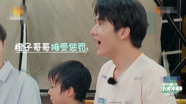  衣服|张新成摔倒弄脏衣服，看到谢可寅的本能反应，这姑娘真的太贴心了