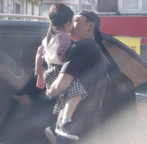  电影|贾静雯等众明星家庭包场看电影，霍建华独自现身未带妻女显落寞