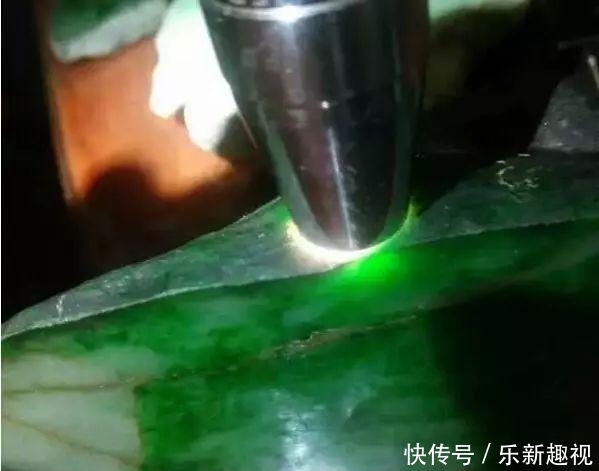  翡翠|缅商要价300万的翡翠原石，一刀切开高兴地跳起来！