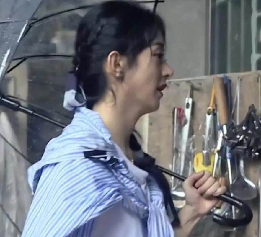  真实|赵丽颖下雨天揽客被抓拍，离开百万修图师，33岁的状态太真实！