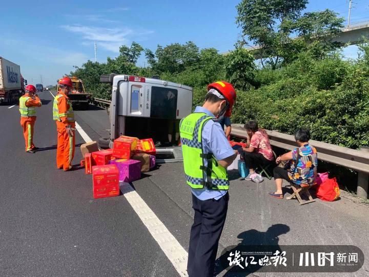 侧翻|6座小车塞了11人，高速路上炸胎侧翻，多人受伤！