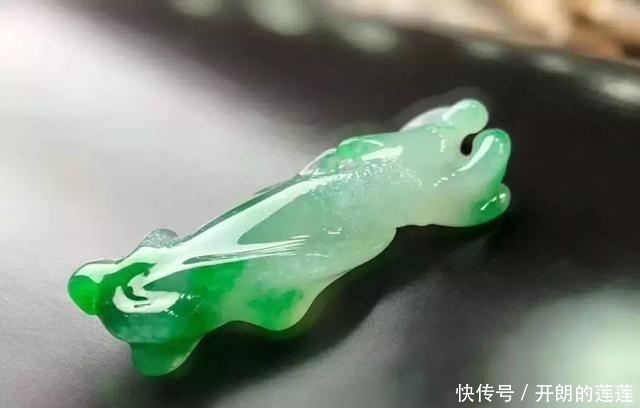 老大爷|老大爷嫌自己佩戴的翡翠水头不太好,用水一泡后,一看吓了一跳!