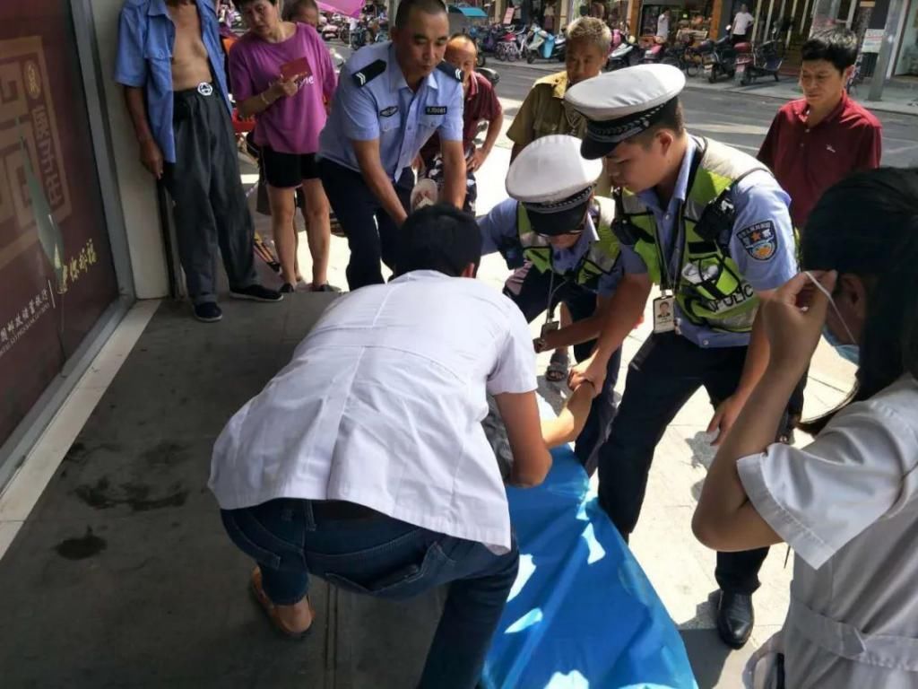  上头|上头了!泰和街头一醉汉不省人事，警方,120介入...