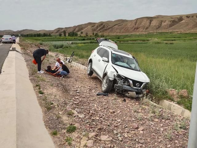  联动|S590公路上三车相撞 警医联动火速救援