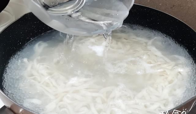 筋道|“手擀面”怎么做才能爽滑、筋道、有嚼劲?方法、配料,都在这里