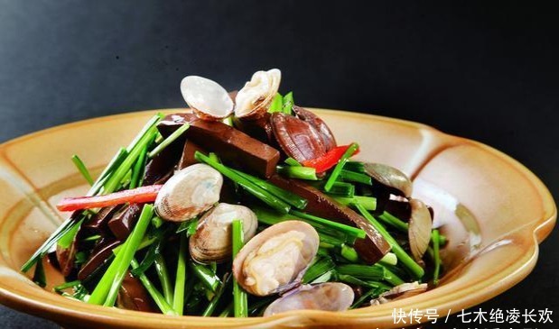  1勺|精选美食：菠萝咕噜肉，油泼面，鸭血旺烧花蛤，爆炒豆腐泡的做法