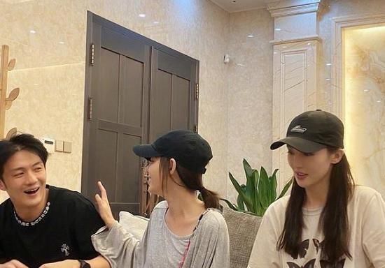  张嘉倪|“许幻山”、金晨、张嘉倪三人合照，美颜却“毁”了“许幻山”