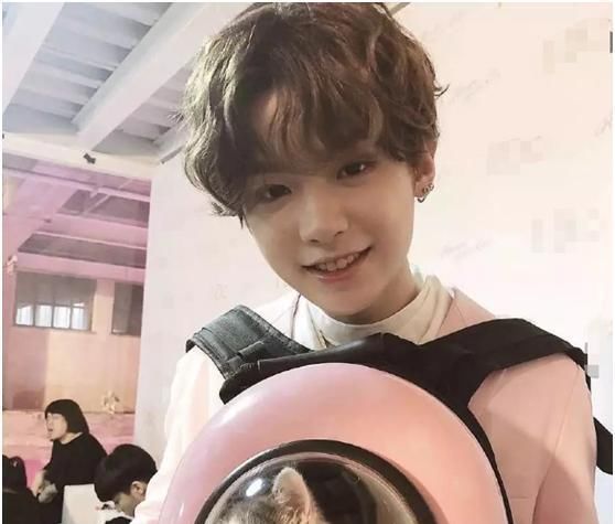  黄明昊|黄明昊拍写真时，有谁注意到他的手指，网友：让人心疼他