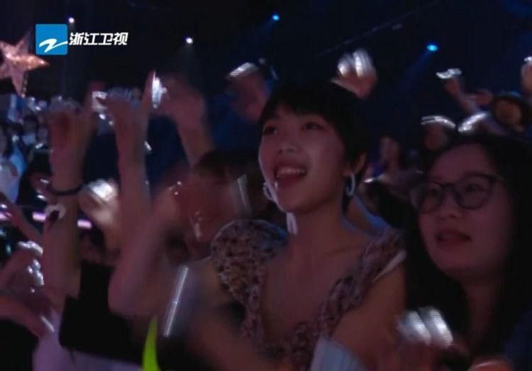  差别|《好声音》镜头频繁对准一个观众，看清正面后，原来是明星脸