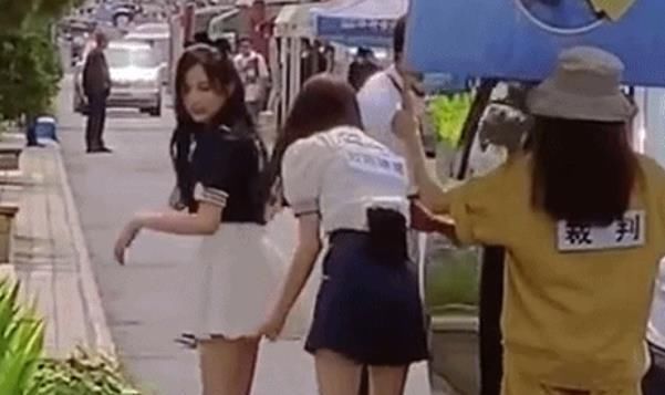  举动|吴宣仪穿水手裙却要2次拉高腰部，谁注意欧阳娜娜举动？女生都懂！