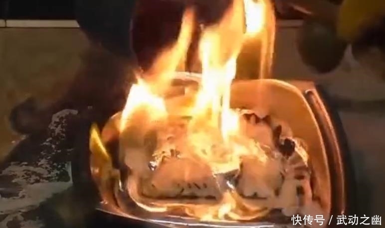 惊奇不已|男子好奇把铝水倒在方便面上,出现的结果让人惊奇不已