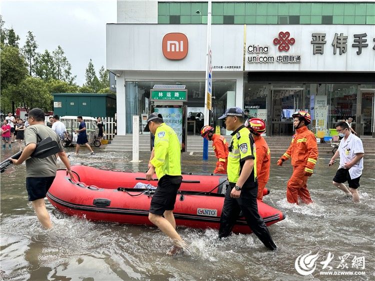 风雨中的守护，台儿庄交警紧急转移积水区域行动困难老人