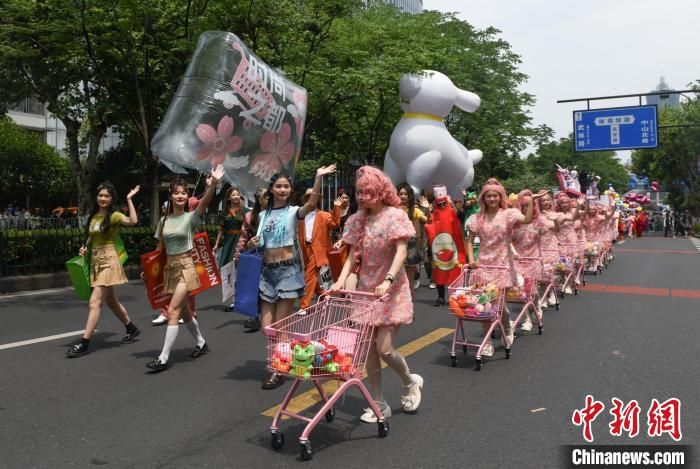 浙江杭州：武林大巡游精彩纷呈吸引民众