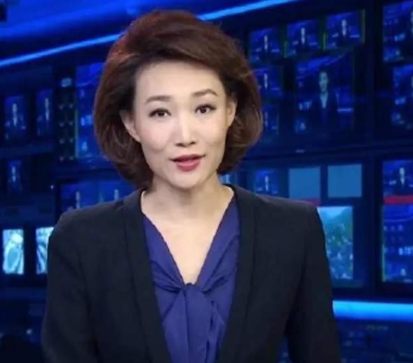  萌抢|《新闻联播》也有失误，名嘴李梓萌抢词手抖，康辉从容救场