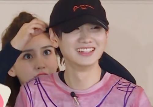 偶像包袱|《跑男》迎来包袱最重成员,玩游戏后全程不敢看镜头,弯着腰寻找遮挡物