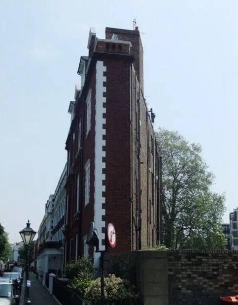  房爆|闪瞎眼：宽度不到1米的纸片房爆红全网！网友：真的能住人？