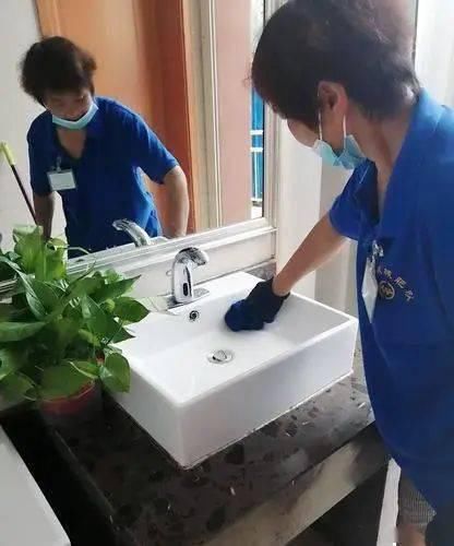 管理员|拾金不昧 为这位公厕管理员点赞