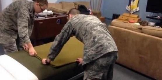  叠成|中国人把被子叠成“豆腐块”，印度士兵把被子叠成了啥样？