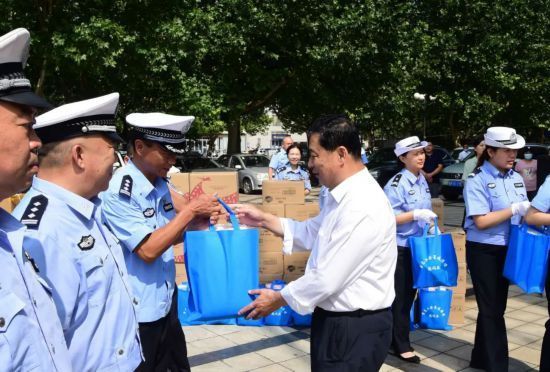 聊城市|聊城市总工会为一线民警盛夏送清凉