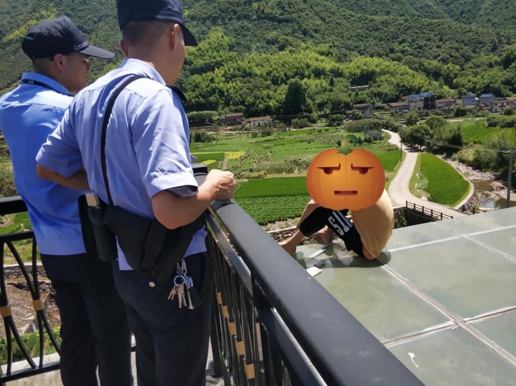  扑倒|这波操作很帅！遂昌一男孩扬言跳楼，关键时刻消防员飞身扑倒！