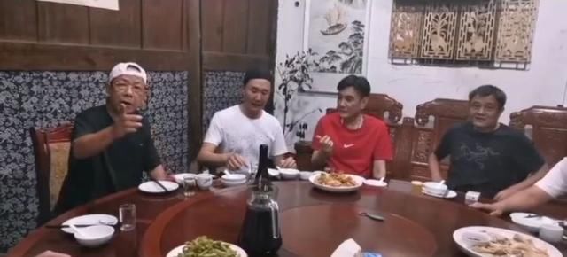 李达康|＂李达康＂吴刚与友聚会，坐c位被尊称刚爷！遭人怼脸拍疑不开心