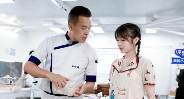  母爱|赵丽颖逗娃母爱洋溢，刘宇宁全能员工，他才是最适合中餐厅的