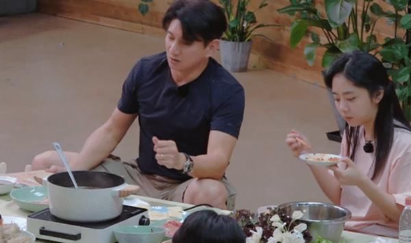  郑爽|吃火锅谭松韵张新成夹肉吃，谁留意郑爽的碗？佩服她的自律