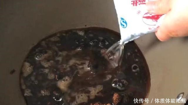 腌制|“腌糖醋蒜”只加糖和醋那就错了,少了它,蒜苦涩难吃还易坏