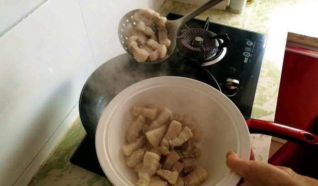 做法|想吃红烧肉不用下饭店,配方和做法详细告诉你,香而不腻,超下饭