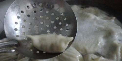 破皮|煮饺子,水开后下锅是大错特错!记得多加这1步,饺子鲜嫩不破皮