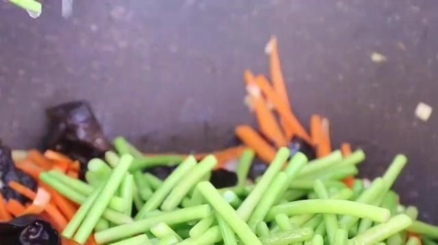  胡萝卜|蒜苔跟胡萝卜做出的美味太香了，少了这几步就不完美了！