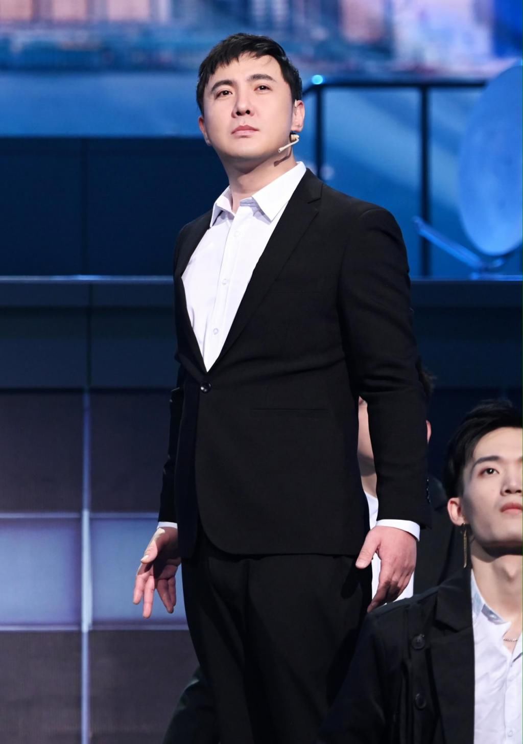  舞蹈|明星跳《无价之姐》：蔡徐坤凌乱王一博省电，他一股烤串味儿