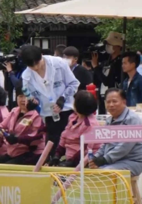 举动|蔡徐坤录跑男帮baby提裙不算啥,看到另一举动,人红是有原因的