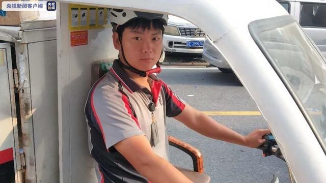 小哥|江苏昆山:快递小哥上演“生死时速”及时送治患病婴儿