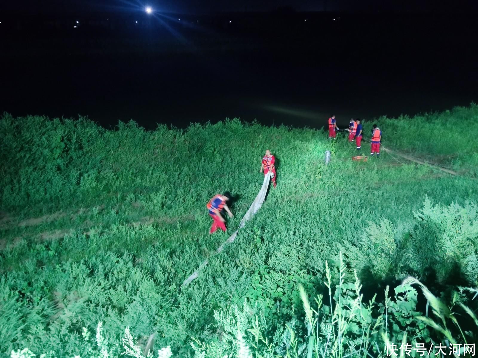 河南备战强降雨丨闻“汛”而动！河南省应急厅两个装备支援组助力鹤壁、新乡抢险排涝