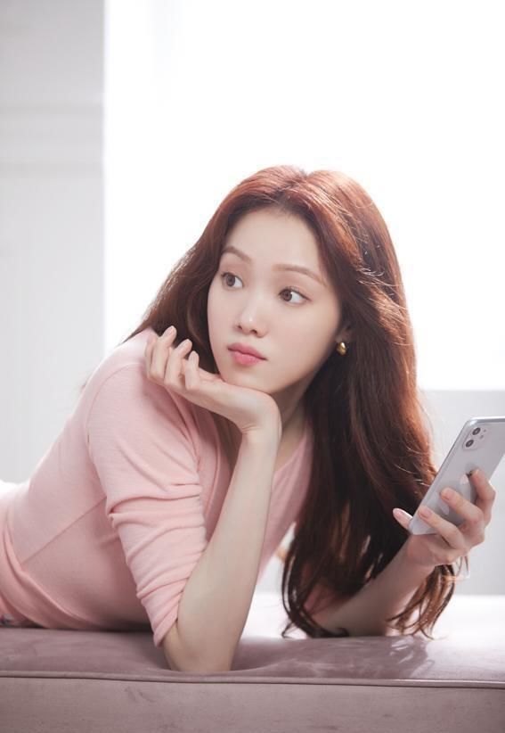 粉色|李圣经太扛“老”，30岁还拥有牛奶肌，红棕发色配粉色穿搭好少女