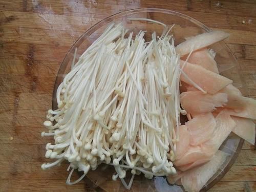  食材|秋天常吃这道菜，10块钱做1大盆，酸辣爽口超级下饭