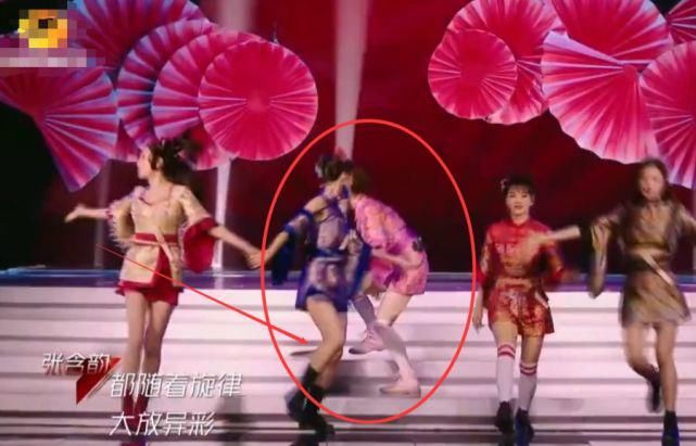  扇子|金莎表演时扇子连掉两次，谁注意张雨绮救场反应？难怪一直那么火