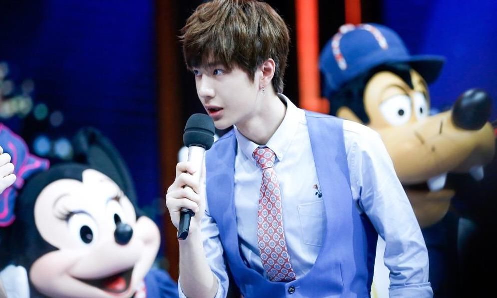  吃火锅|高冷王子一起吃火锅，王一博张艺兴惨被嘲笑，喝水都用牙刷架