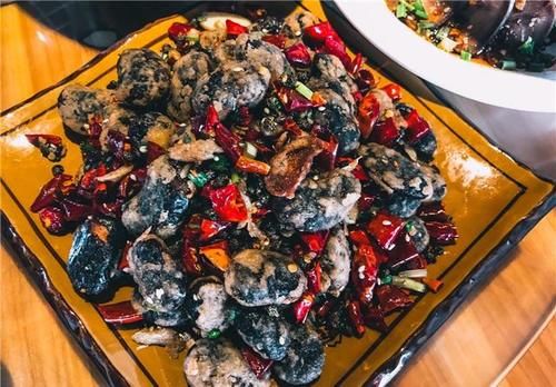  临走时|暑假回老家探亲，嫂子顶着高温做了一桌菜，临走时留下5千块钱！