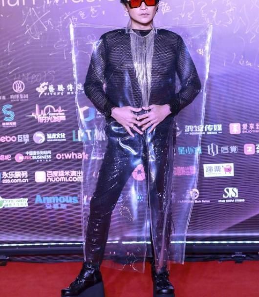  近况|陈志朋近况曝光，穿西装接商演，卖力演唱人气却“惨淡”