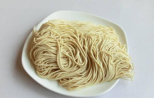 江南|江南传统的经典家常面——开洋葱油拌面