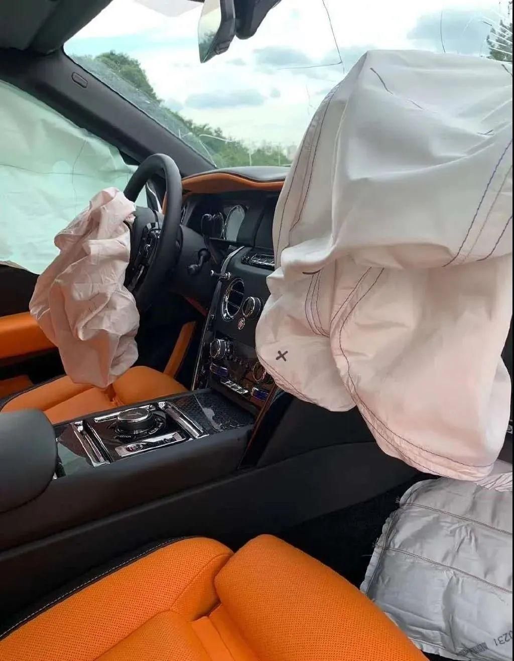  违法行为|长沙一面包车撞劳斯莱斯，交警定责了！