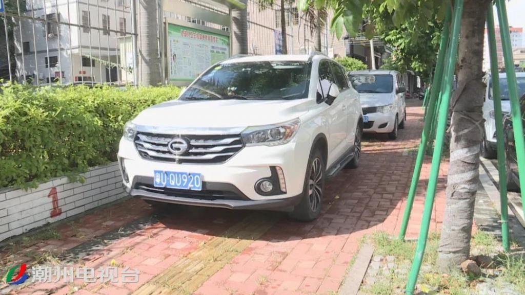 路段|潮州福安路段道路中间停放着近10辆私家车，把路面当成了自己的停车场