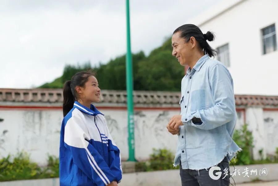  孩子们|圆梦！六盘水小学生与痛仰乐队联袂演出，开了场摇滚直播音乐会