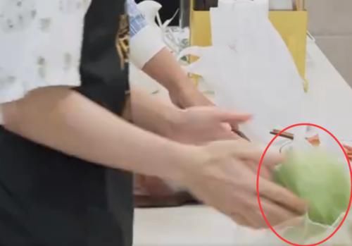  包菜|范丞丞做“手撕包菜”，别人都是直接用手撕开，就他与众不同