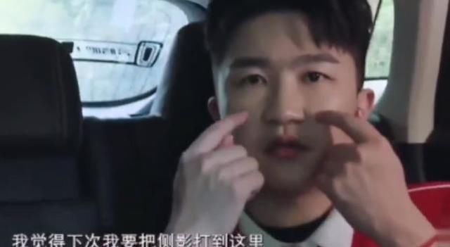  友都觉得|蔡徐坤见到水太开心，迫不及待跳进泳池，谁注意到张大大的反应？